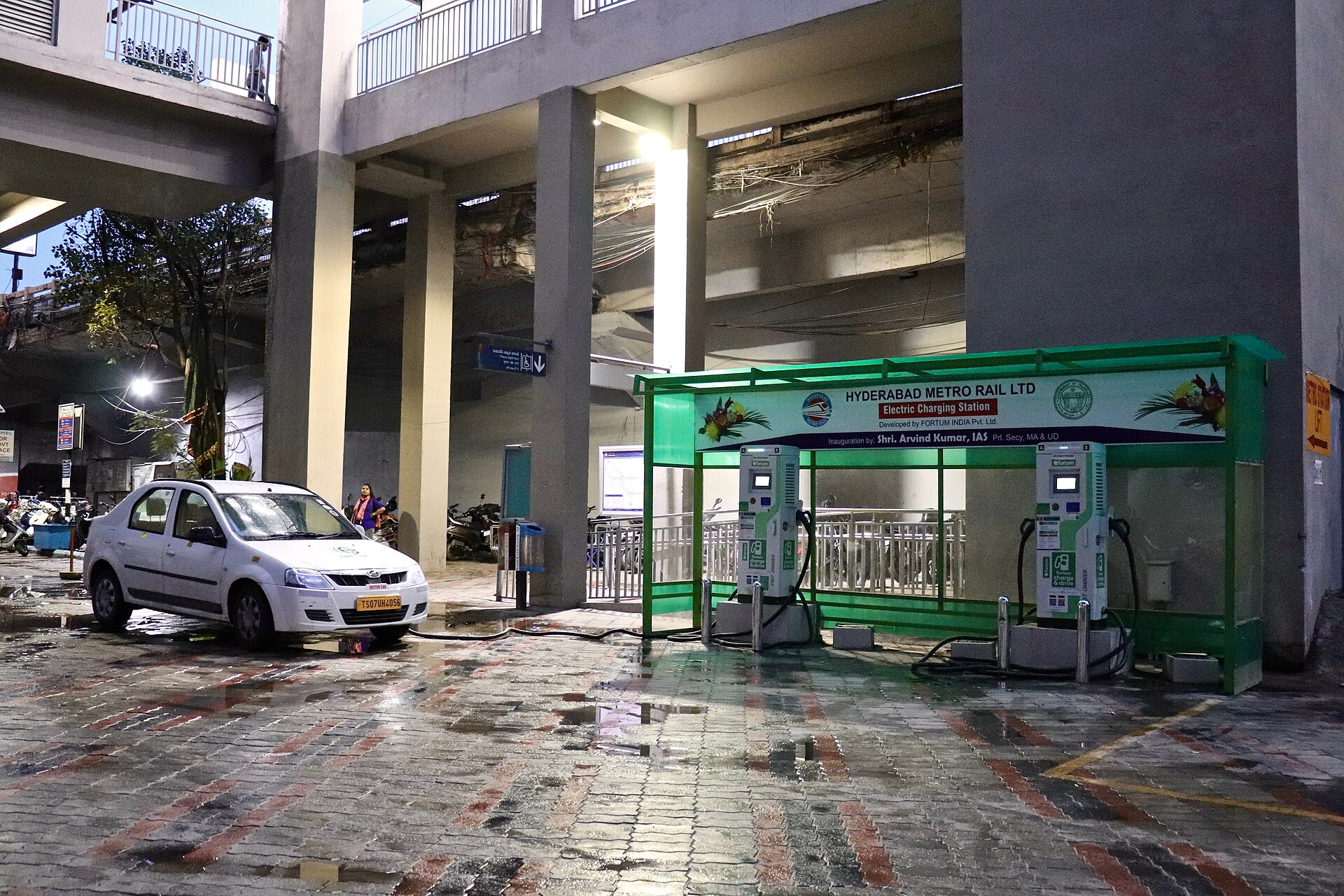 Elektrische wagen aan de laadpaal